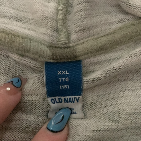 old navy light weight cropped camo hoodie. - Picture 2 of 2